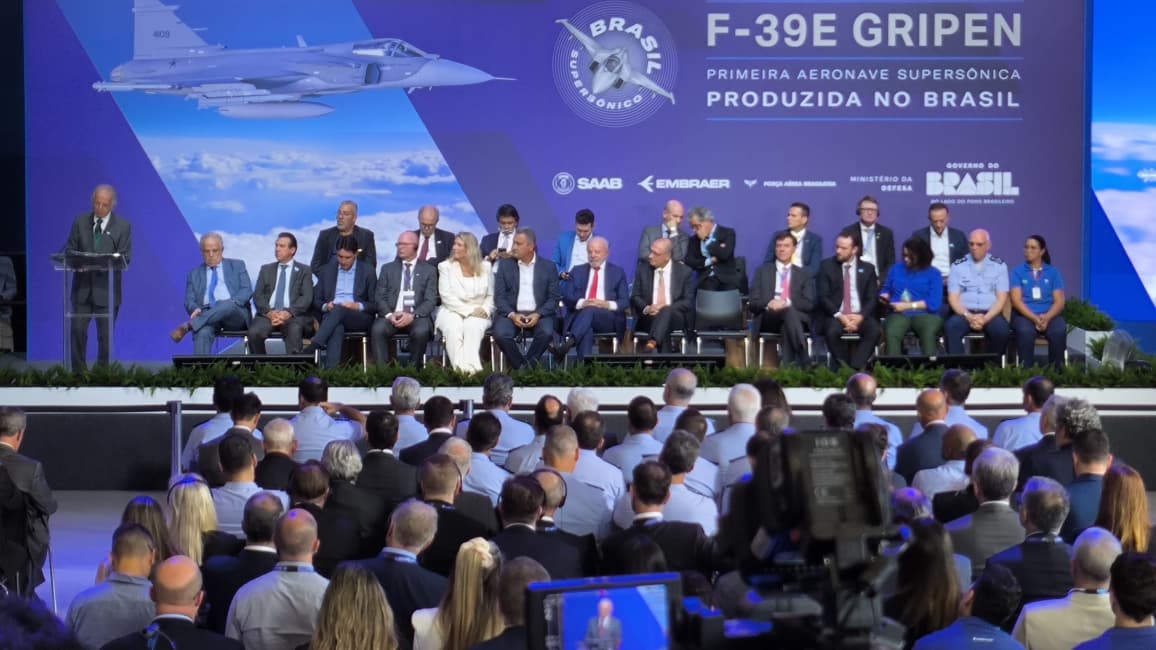 Foto 5 de 15 — Lula chega com comitiva à Embraer e apresenta caça Gripen em agenda na região; VEJA FOTOS
